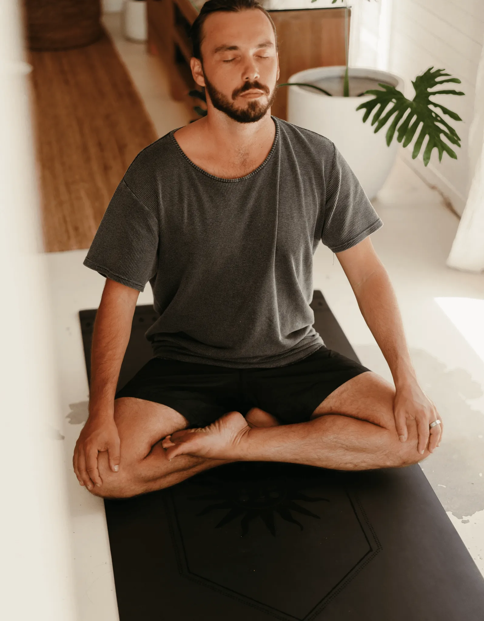 5 mm Deluxe Black Yoga Mat   Strap