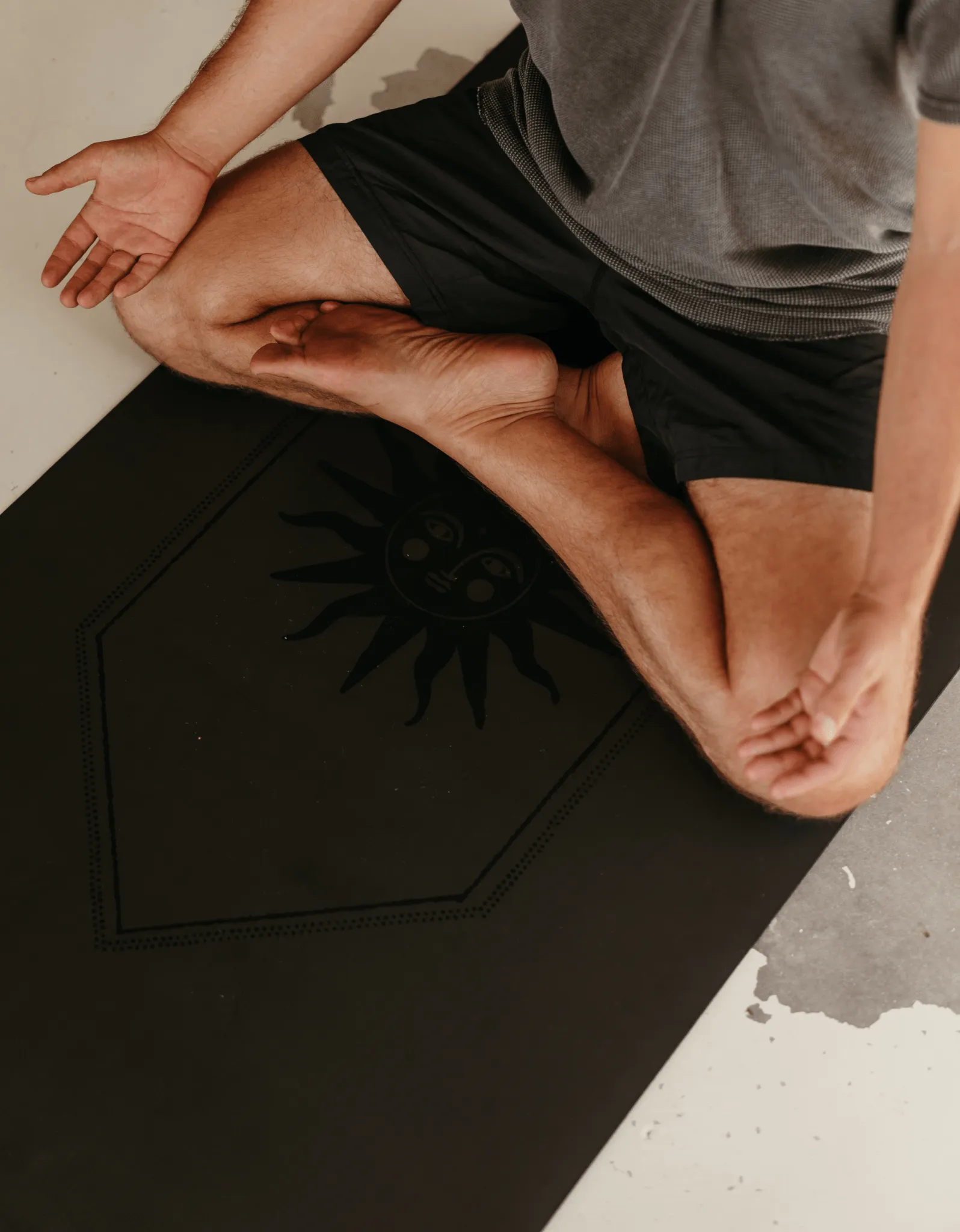 5 mm Deluxe Black Yoga Mat   Strap