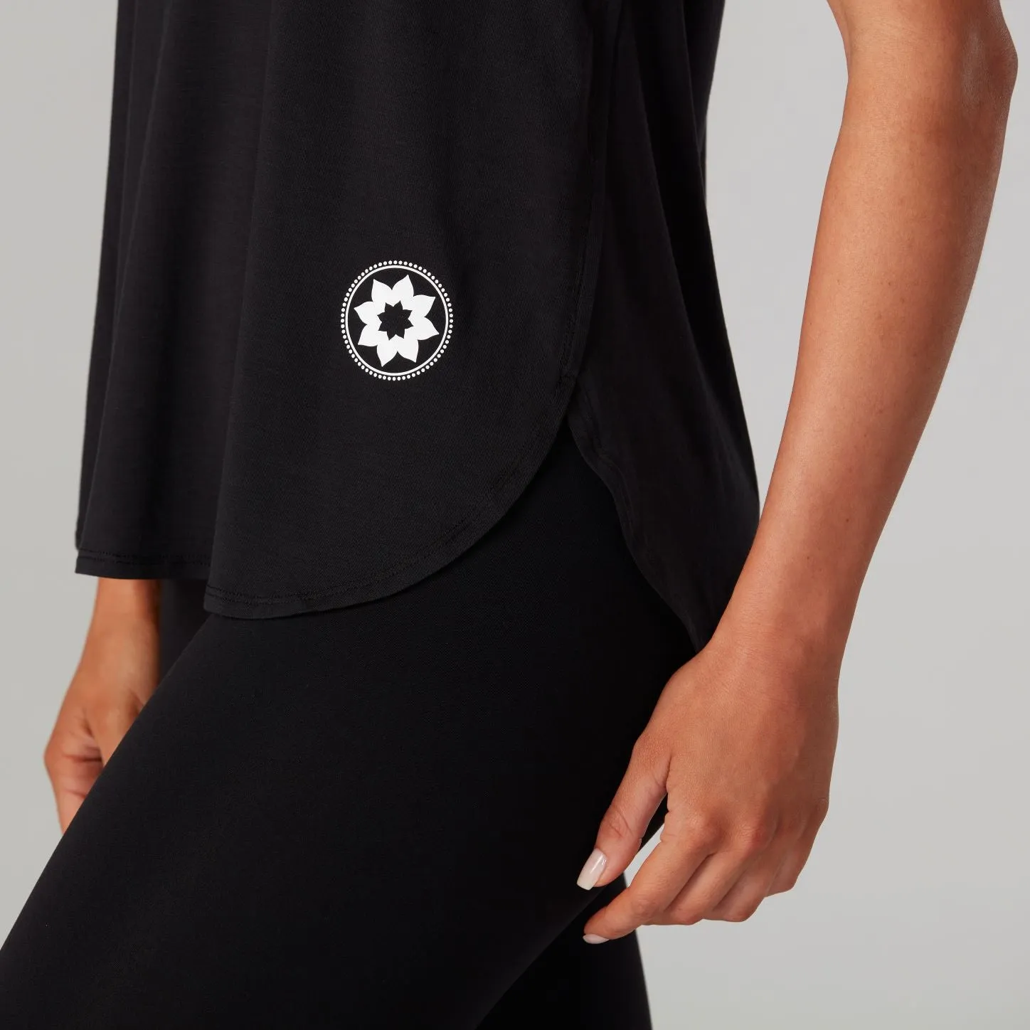Twist Shoulder Tank Ebony/White Club Pilates
